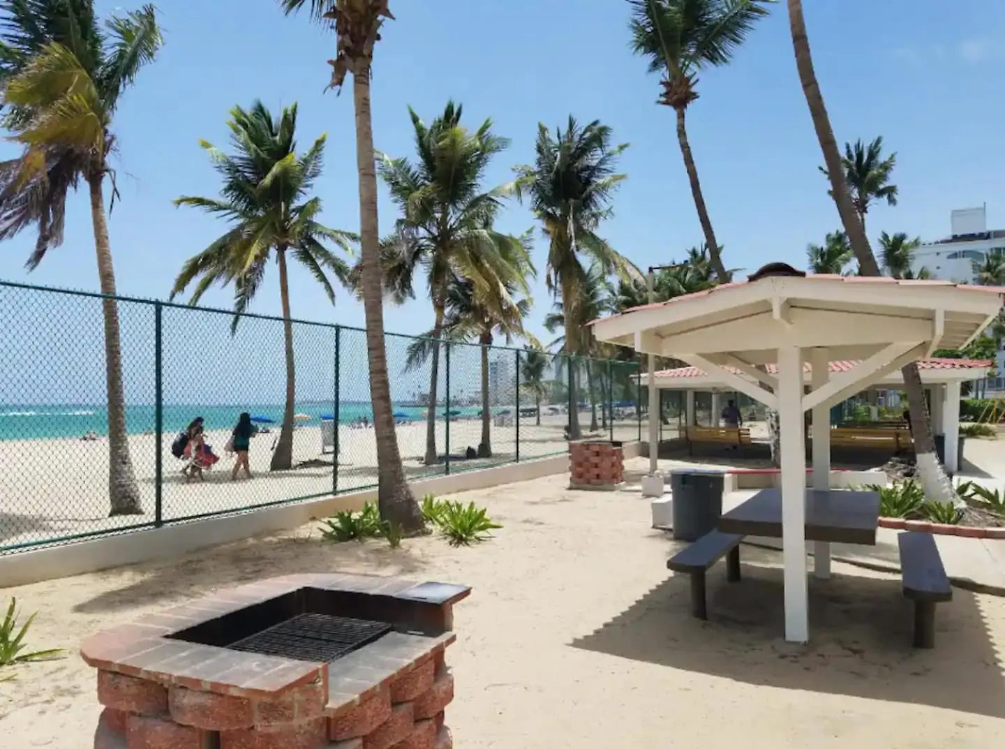 Steps From Foxwoods Casino- Beachfront Stay With Pools San Juan Apartment